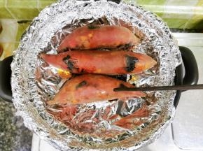 关火后，不开盖，继续利用砂锅的余热再焖20分钟。再用筷子能插进去红薯，说明已烤熟了