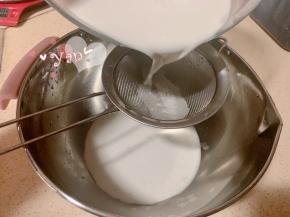 过筛去杂质，刮下粉末颗粒，这是做好的生浆。