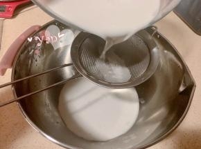 过筛去杂质，刮下粉末颗粒，这是做好的生浆。