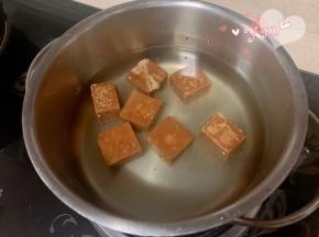 350g清水+150g红糖放锅里。