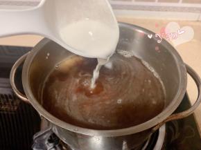 煮至糖完全融化，倒入两勺生浆。