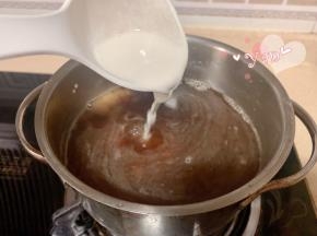 煮至糖完全融化，倒入两勺生浆。