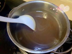 熄火，一边倒一边快速搅匀，煮成稀糊状。