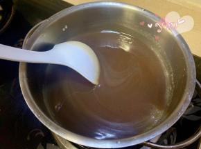 熄火，一边倒一边快速搅匀，煮成稀糊状。