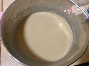 将煮好的稀糊状红糖熟浆倒入剩余的生浆里，搅拌均匀。