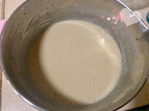 将煮好的稀糊状红糖熟浆倒入剩余的生浆里，搅拌均匀。