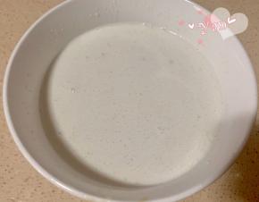 150g纯牛奶+60g炼奶+400g椰浆，倒入100g的马蹄粉里，搅拌均匀。