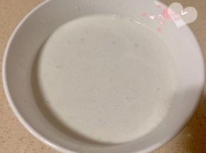 150g纯牛奶+60g炼奶+400g椰浆，倒入100g的马蹄粉里，搅拌均匀。