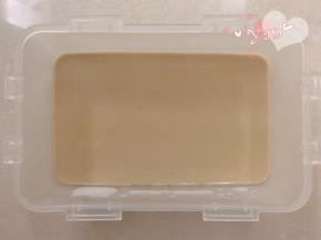 锅里烧开水，先舀两三勺红糖液到盘子里，铺平，盖锅盖大火蒸3-5分钟，煮至透明表面凝固。每次舀粉浆前都要先搅拌均匀。