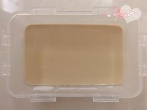 锅里烧开水，先舀两三勺红糖液到盘子里，铺平，盖锅盖大火蒸3-5分钟，煮至透明表面凝固。每次舀粉浆前都要先搅拌均匀。