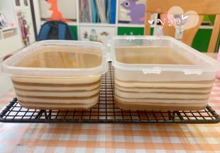 再舀两三勺椰汁液到盘子里，蒸至凝固再继续一层一层叠加，第一层和最后一层都用红糖液。蒸好的千层糕放至彻底晾凉再脱模。