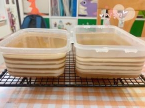 再舀两三勺椰汁液到盘子里，蒸至凝固再继续一层一层叠加，第一层和最后一层都用红糖液。蒸好的千层糕放至彻底晾凉再脱模。