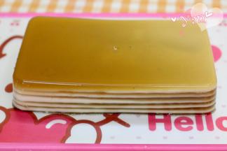 用刀刮下千层糕的边边，把盘子倒扣就脱模出来了。