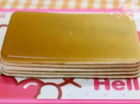 用刀刮下千层糕的边边，把盘子倒扣就脱模出来了。