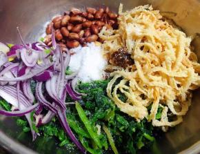 放入调味料了辣椒油、糖、盐、醋、味精