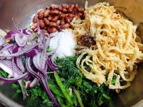 放入调味料了辣椒油、糖、盐、醋、味精