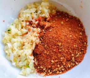 蒜去皮洗净切粒和调好的辣椒面放入碗中