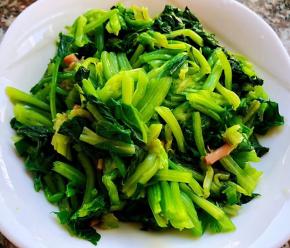 焯好水的菠菜立即放入冷水中过凉洗净沥干水份切成小段