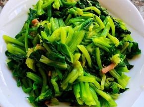 焯好水的菠菜立即放入冷水中过凉洗净沥干水份切成小段