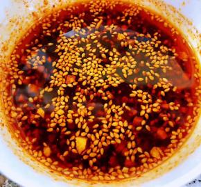 烧开的热油分两次浇在蒜粒和辣椒面上面不停的搅拌均匀