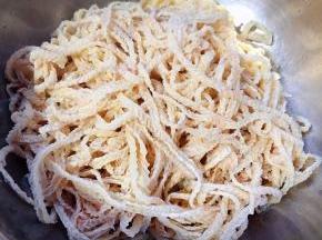 泡好的羊肚丝冲洗干净沥干水份备用