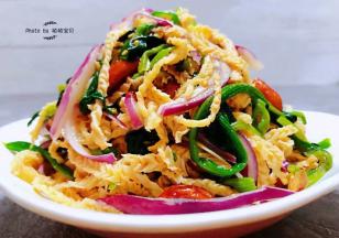 爽口开胃的凉拌小菜装入盘中