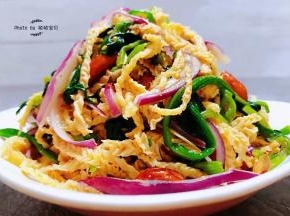 爽口开胃的凉拌小菜装入盘中