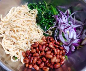 菠菜、羊肚丝、炸好的花生米、洋葱切丝放入容器中