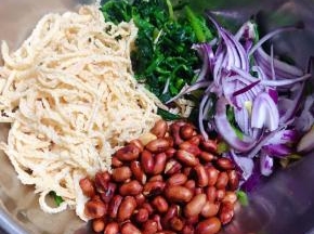 菠菜、羊肚丝、炸好的花生米、洋葱切丝放入容器中