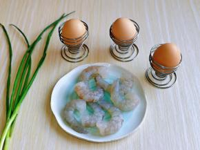 准备食材，我买的虾仁，用鲜虾自己剥虾仁也可以。