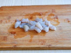 虾仁洗干净，切小块。