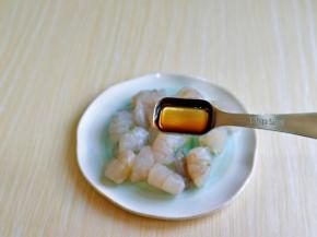 虾块放入器具中，加入料酒。