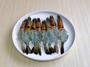 依次做完，摆放在餐具中。