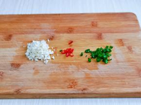 葱，蒜，辣椒去皮洗干净切好。