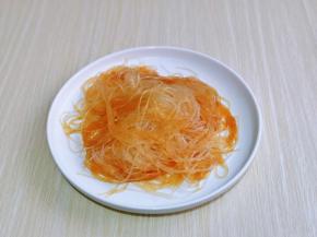 泡软的粉丝放入盘中，加入1小勺生抽拌均匀。