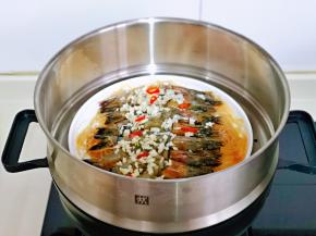 入蒸锅，隔水蒸8分钟即可出锅。