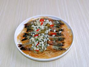 再把腌制好的摆放在上面，撒上切好的蒜与辣椒。