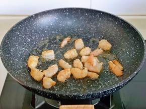 起油锅，加入腌制好的虾仁煸炒，炒制变色盛出备用。