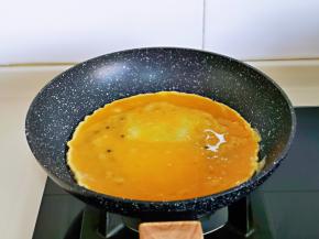 另起油锅，倒入打散的蛋液，小火煎。