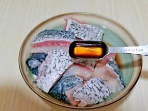 加入料酒，适当多一些去腥。