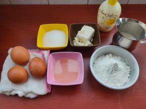 首先把全部材料称量准备好，不要在制作的时候再去找缺少的食材。（这里的三个鸡蛋要用非常小的，若是65g以上的大鸡蛋，两个即可）