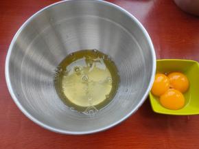 蛋白跟蛋黄分离。（如果蛋白跟蛋黄分离不熟练的话，可以准备一个小碗，分好了以后再倒入打蛋盆内，以防不小心磕破蛋黄影响了全部的蛋白）