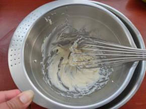 把奶油奶酪放入小盆内，隔热水搅打顺滑。