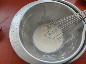 然后加入牛奶，仍旧隔热水搅打均匀。