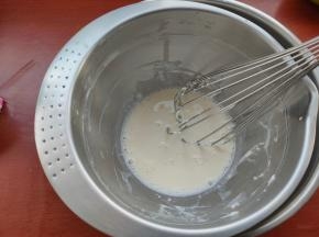 然后加入牛奶，仍旧隔热水搅打均匀。