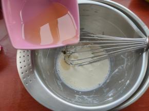 缓缓倒入玉米油，边倒边轻轻搅拌，直至均匀乳化。