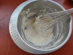 筛入低筋面粉，快速的划Z字拌匀，直至看不到干粉即可。