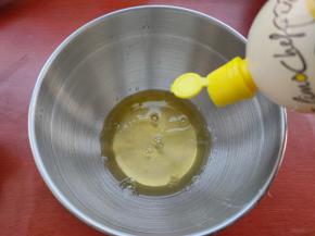 蛋白加入几滴柠檬汁，打蛋器打至鱼眼状，开始加入三分之一的细砂糖，待细砂糖完全消失，看不到颗粒再加入三分之一细砂糖，依此加入最后的细砂糖，直至蛋白能拉出一个短小直立的尖角。