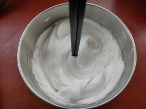 打发好的蛋白表面会比较光亮细滑，插入筷子能够直立不倒。