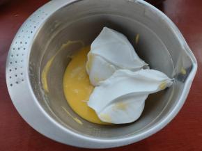 取出准备好的蛋黄糊，加入三分之一的蛋白霜，用蛋抽画Z字拌匀。